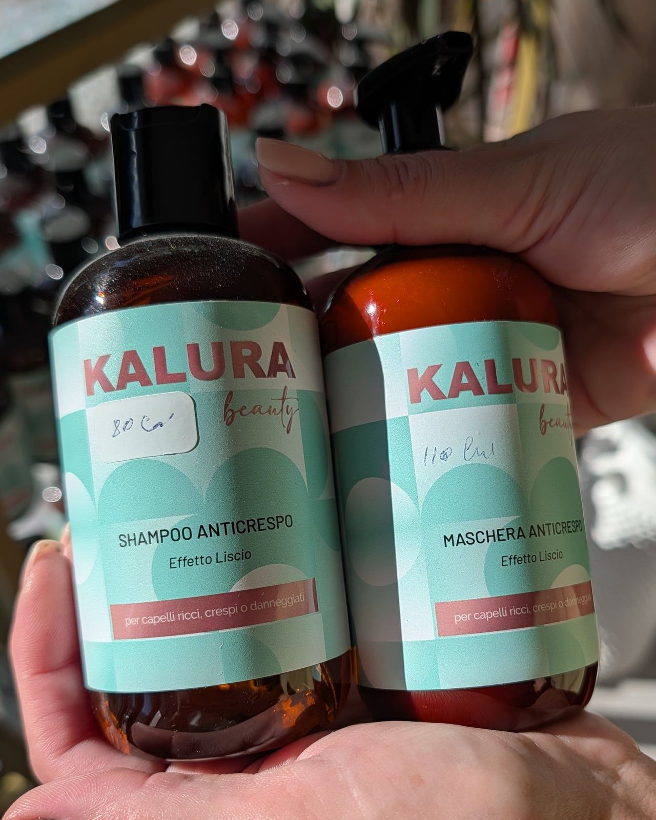 Flacoanele Kalura Beauty Shampoo Anticrespo și Maschera Anticrespo, cu etichete de preț scrise de mână