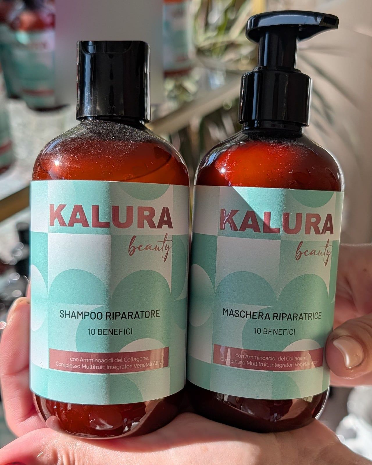 Flacoanele Kalura Beauty Shampoo Riparatore și Maschera Riparatrice, ținute în palmă